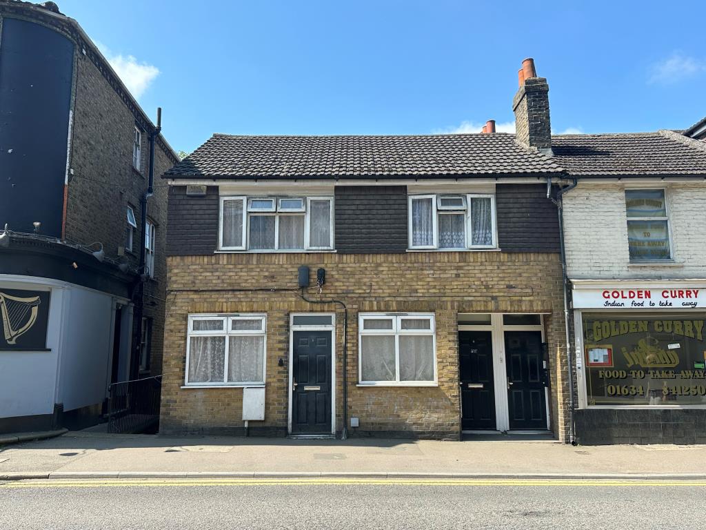 Lot: 60 - FREEHOLD BLOCK OF SIX FLATS FOR INVESTMENT - End of terrace property comprising six flats